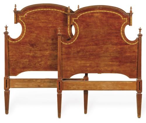 Pareja de camas Eduardinas, con cabecero recortado rematado por copas torneadas en madera de caoba, con decoración de marquetería. Con un piecero y un larguero.