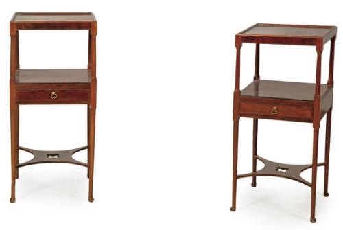Pareja de mesas auxiliares eduardinas con cajón central sobre patas y montantes torneados en madera de caoba.