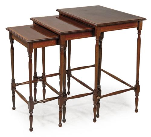  Conjunto de 3 mesas nido Eduardinas en madera de caoba, con tapas rectangulares con marquetería sobre patas finas torneadas.