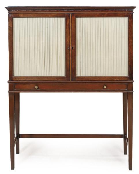 Cabinet on stand Jorge II, en madera de caoba, con dos puertas abatibles acristaladas y enteladas. Sobre consola de época posterior con patas rectas unidas por chambranas. Inglaterra, finales S. XVIII y posterior.