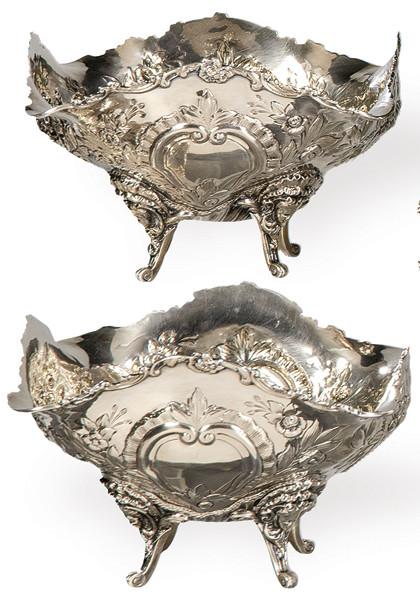 Pareja de centros de mesa de plata inglesa punzonada Ley Sterling de Goldsmiths and Silversmiths Company, Londres 1895.