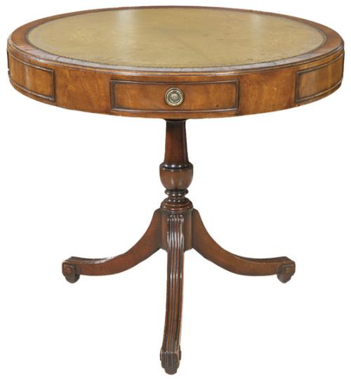  Mesa de biblioteca estilo Regencia, con tapa circular tipo tambor con cajones, con superficie para escribir de cuero verde gofrado y dorado.