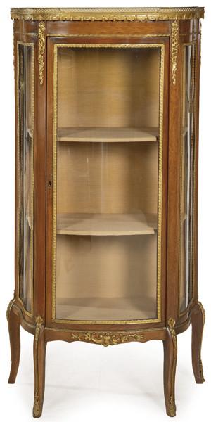  Vitrina Napoleón III estilo Transición en madera de caoba, con puerta abatible acristalada y monturas de latón.