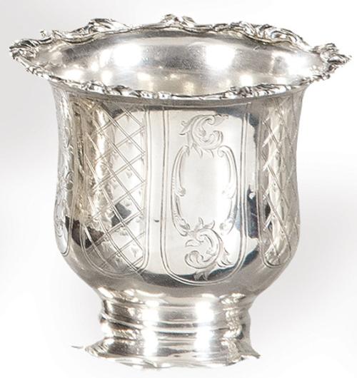 Pequeño bote de plata inglesa punzonada Ley Sterling de William Cripps, Londres 1761.