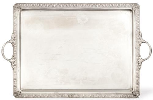 Gran bandeja de dos asas de plata española punzonada 1ª Ley de Matilde Espuñes con marca comercial de la Joyería Reyes.