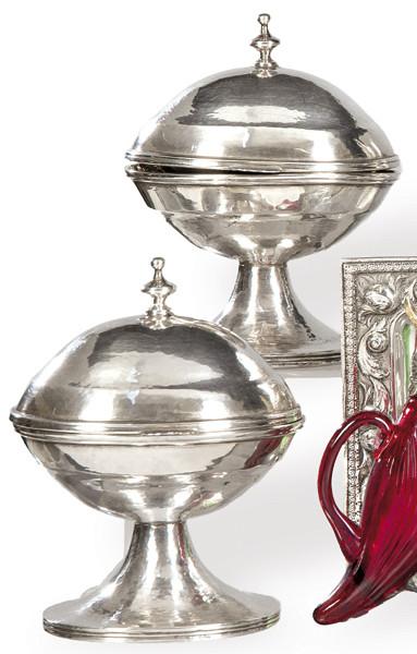 Pareja de cajas ovales con pie de plata española punzonada Ley 925 con marcas comerciales de López.