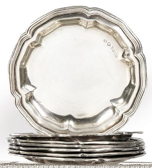 Juego de siete platos de pan de plata española punzonada 1ª Ley de Matilde Espuñes con marca comercial de V. Vidal.