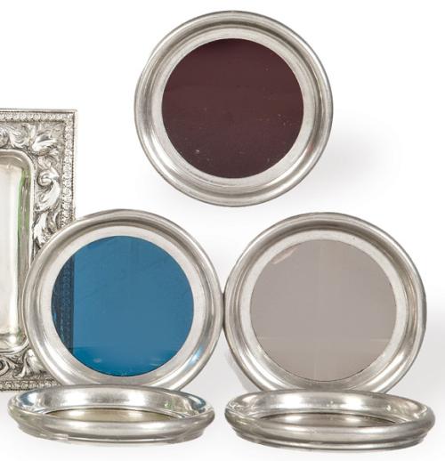 Cinco reposabotellas o posavasos de plata española de Luís Espuñes y cristal cada uno de un color.