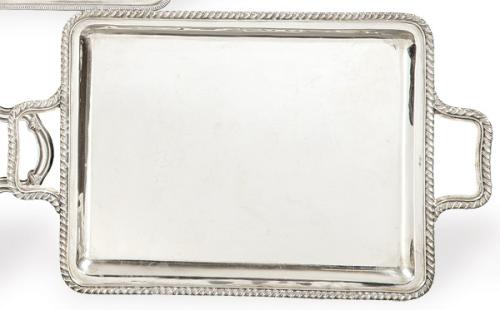  Bandeja rectangular de dos asas de plata española punzonada 1ª Ley.