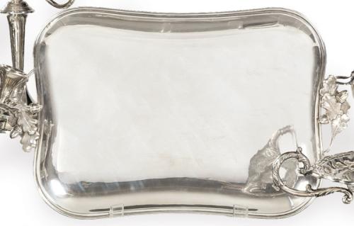 Bandeja rectangular de esquinas redondeadas, de plata española punzonada 1ª Ley de Montejo.