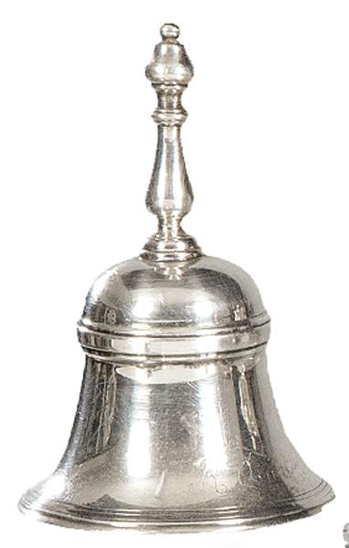  Campana blasonada, de plata española para la Quinta del Pardo, punzonada Ley 925 de J. Yanes con marcas de Patrimonio Nacional.