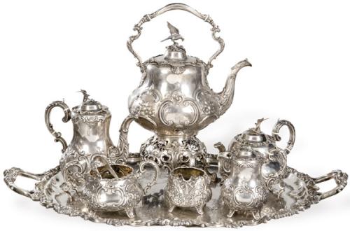  Juego de café y te victoriano blasonado,  de plata inglesa punzonada Ley Sterling de Goldsmiths Alliance Ltd, Londres con fechas 1877,1878 y 1879. En la base inscripción "Goldsmiths Alliance Ltd Corhill London"