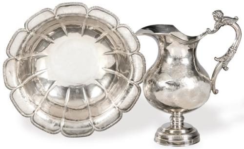  Jarra y jofaina de plata española punzonadas., la jarra de posiblemente Juan León Córdoba segunda mitad del S. XVIII y la jofaina de Romi y B y R Barcelona ff. S. XIX pp. S. XX