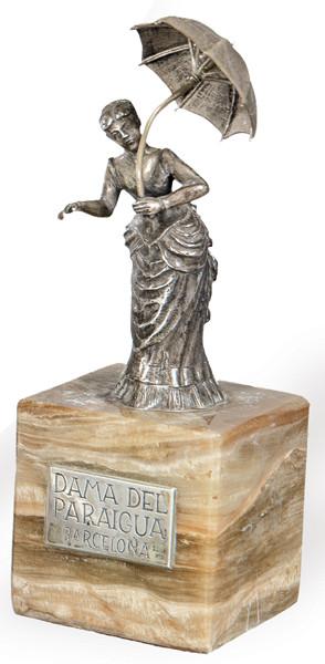  "La Dama del Paraguas" realizada en plata punzonada 1ª Ley sobre base de onix.