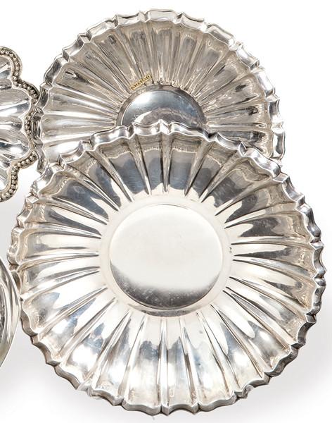  Juego de dos centros de mesa circulares de plata española punzonada 1ª Ley de Cortabarría y Cia.