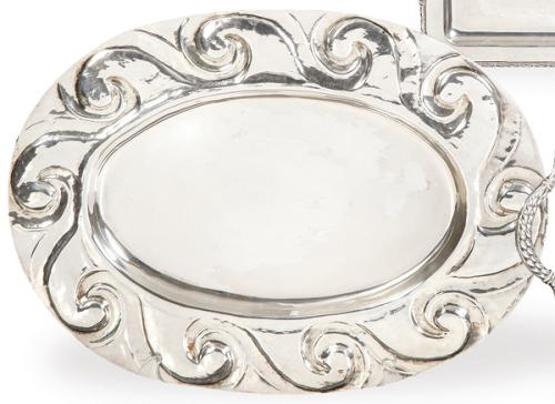 Bandeja oval de metal plateado de Valenti, firmada h. 197
