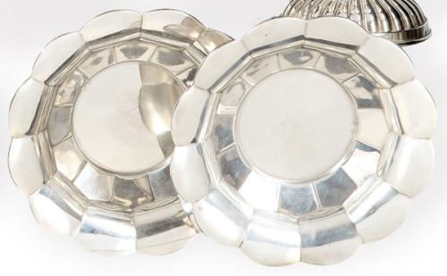 Pareja de pequeños recipientes circulares de plata española punzonada de Espuñes.