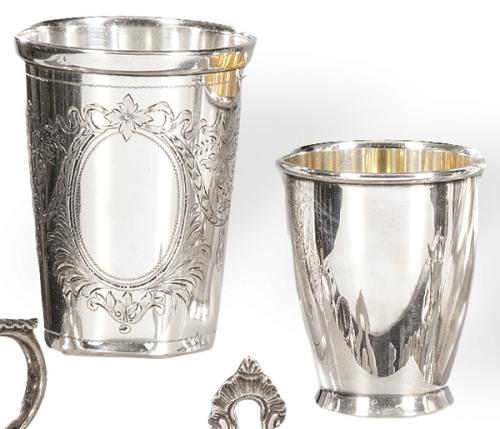 Dos pequeños vasos de plata punzonada, uno alemán Ley 900 pp. S. XX y otro español 1ª Ley h. 1950.