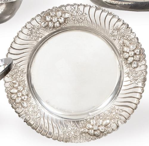 Pareja de platos de plata española punzonada 1ª Ley de Muñoz.