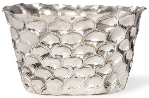  Gran centro de mesa de metal plateado con decoración en relieve simulando escamas.