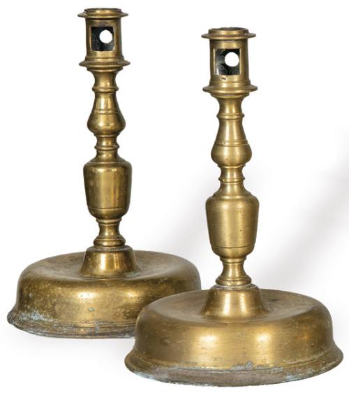  Pareja de candeleros de bronce, España S. XVII.