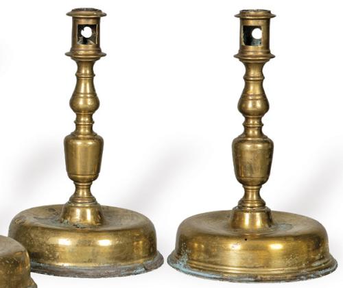  Pareja de candeleros de bronce, España S. XVII.