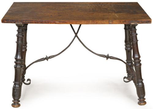  Bufete con tapa rectangular en madera de nogal, con peinazos con el frente en forma de ménsulas sobre patas torneadas y fiadores abalaustrados en S en hierro. España, S. XVII