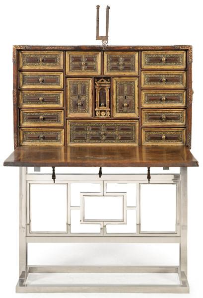  Escritorio con tapa, construido con tableros enterizos de madera de nogal