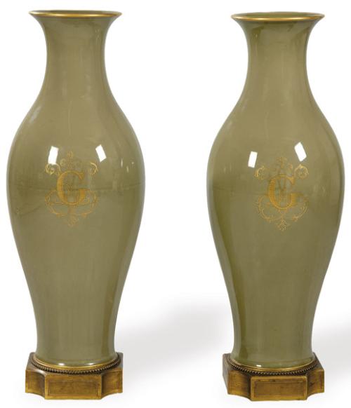  Pareja de jarrones de forma abalaustrada en porcelana esmaltada, con esmalte verde celadón brillante, decoración en oro aplicado a terceros con monograma entrelazado "C", monturas cuadradas de bronce. 