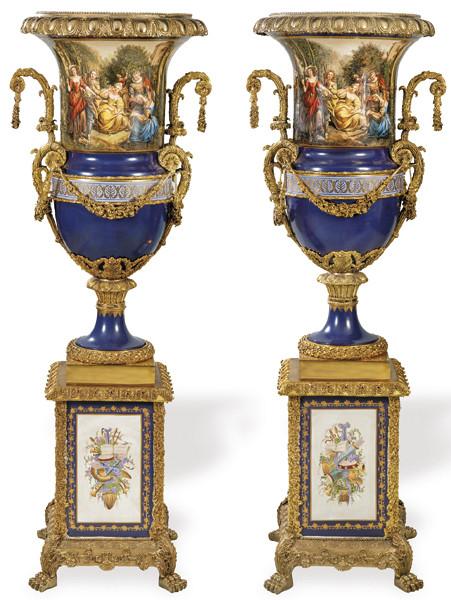  Pareja de grandes copas monumentales estilo Luis XVI de porcelana tipo Sèvres con pedestales a juego y monturas en latón y bronce.
