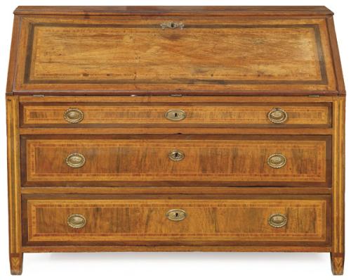 Buró Carlos IV en madera de nogal y palosanto, con embutido de limoncillo, con tapa abatible, sobre tres cajones con tiradores y escudos de cerradura de bronce.