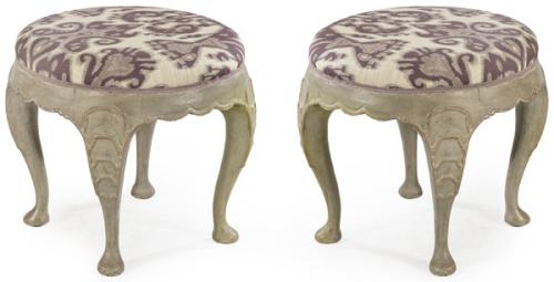  Pareja de banquetas barrocas con patas ligeramente curvas acabadas en almohadillas en madera tallada y pintada de verde.