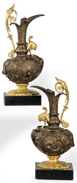 Pareja de jarras de bronce patinado y dorado