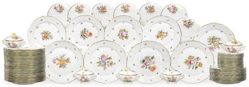 Vajilla de porcelana Herend, Hungría, siglo XX. Patrón estampado enrejado, pintado con flores, que comprende