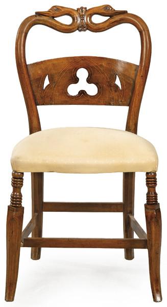  Silla Imperio con respaldo curvado rematado por dos cisnes afrontados (“col‑de‑cygne”) y travesaño central calado con motivo trilobulado. Patas delanteras torneadas y cabriolé, traseras curvadas; asiento cuadrangular retapizado en tejido beige.