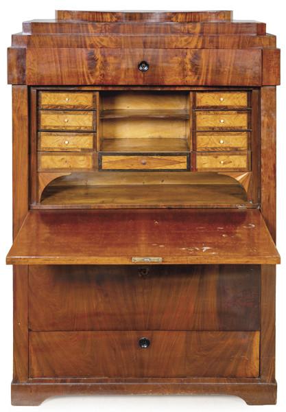 Secreter "a abattant" Biedermeier en madera de caoba y palma de caoba. Mueble de escritura vertical de cuerpo alto y proporción prismática, diseñado para concentrar en un solo volumen las funciones de escritorio y archivo