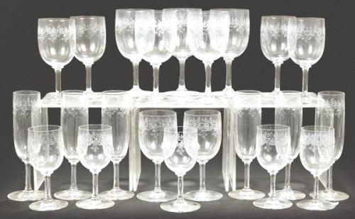  Cristalería de Baccarat para 12 con cuatro tipos de copas, falta una