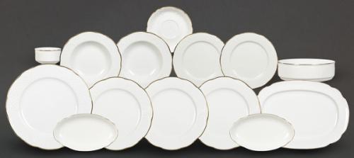  Vajilla en porcelana modelada y esmaltada en blanco de Bidasoa, con bordes festoneados  y decorado con un patrón de guirnalda o rombos moldeados en relieve en el borde, realzado con un filete de oro de 24 quilates. (Con certificado de garantía). Marca azu