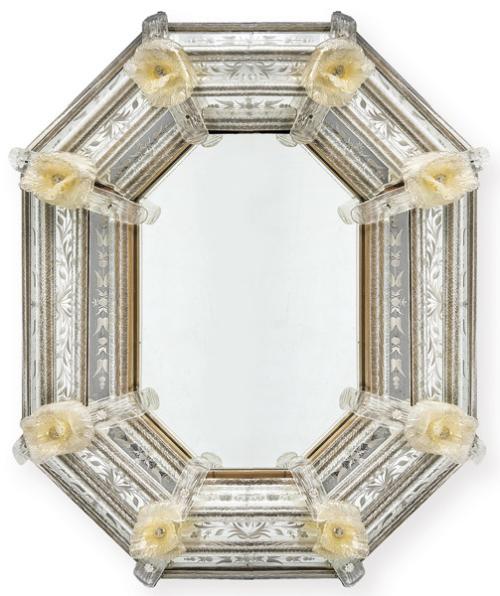 Espejo octogonal veneciano en vidrio soplado y grabado con piedra arenisca de Murano. Decorado con "Cañas Rigadin", hojas y rosetas de cristal. Faltas.