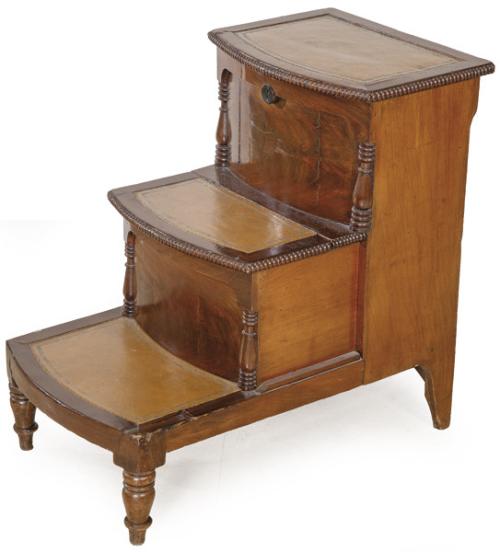 Escalera de biblioteca victoriana en madera de caoba y palma de caoba, con huellas en piel marrón claro gofrada y dorada, sobre patas delanteras torneadas.