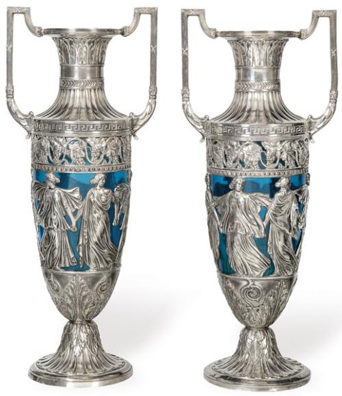  Pareja de jarrones estaño y cristal azul con figuras clásicas