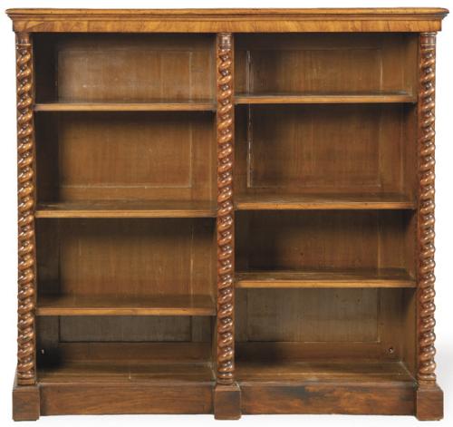  Librería baja victoriana en madera de caoba, con dos cuerpos con baldas, flanqueados por columnas de torneado salomónico.