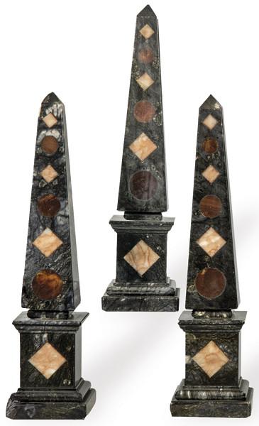 Tres obeliscos de mármol gris con incrustación de piedras duras formando rombos y círculos pp. S. XX