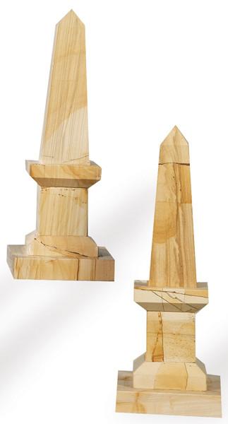 Pareja de obeliscos en mármol jaspeado color crema¡