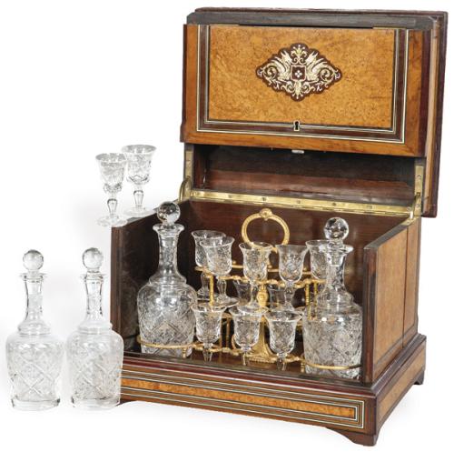 Licorera Napoleón III, en raíz de nogal y caoba con marquetería de hueso y latón, stand en latón dorado con 16 copas y 4 licoreras ( cristalería de época, sin usar, procede de un antiguo stock, de Baccarat o Val Saint Lambert)