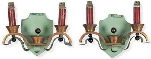  Pareja de apliques de pared Art Déco, en chapa de metal pintada en verde pátina sobre estructura de cobre, con elementos decorativos en forma de bola en negro. Faltas