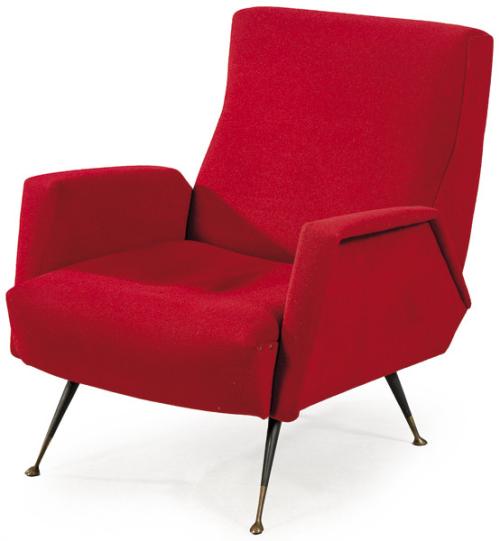  Sillón con respaldo alto, brazos geométricos y tapizado en tela roja, apoyado sobre patas metálicas inclinadas, terminadas en contera de latón.