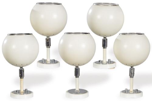  Conjunto de cinco apliques Space Age de paredcon estructura cromada con esferas lacadas en blanco, mecanismo de orientación multidireccional. 