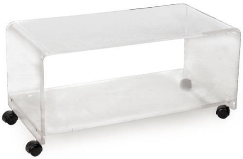  Mesa de centro/auxiliar rectangular en acrílico transparente, con estructura perimetral moldeada, tapa de acrílico y base rodante sobre cuatro ruedas.