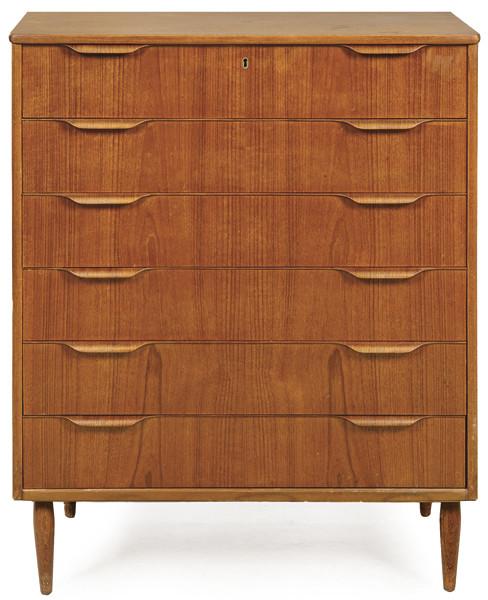 Cómoda con estructura rectangular en madera de teca, seis cajones superpuestos, tiradores integrados en madera maciza, elevada sobre cuatro patas cónicas torneadas.